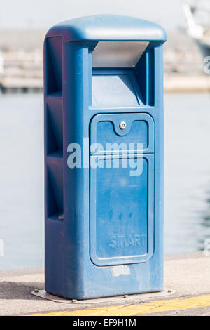 Revolver für die Erbringung von Dienstleistungen für die Boote angedockt an der wharf Stockfoto