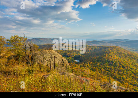 Herbst in vollem Gange als von Sleeping Beauty Berggipfel in den Adirondacks Upstate New York gesehen. Stockfoto