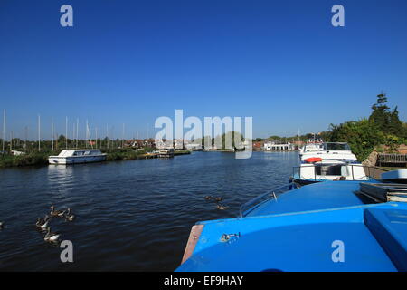 Ansicht von Horning vom Boot auf den Norfolk Broads. Stockfoto