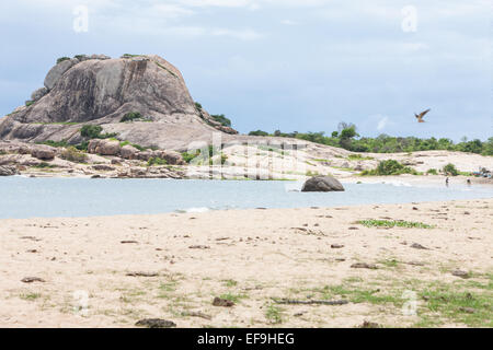 Ufer im Fischerdorf und unbebauten geschützten Strand von Yala National Park.Sri Lanka. Stockfoto