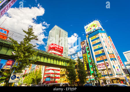 Tokio - 13 NOVEMBER: Akihabara Bezirk November13, 2014 in Tokio, JP. Der Bezirk ist ein Einkaufsviertel für elektronische, com Stockfoto