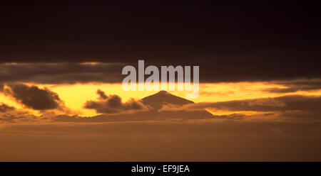 Las Palmas, Gran Canaria, Kanarische Inseln, Spanien. Donnerstag 29. Januar 2015. Spanische Wetter: Einen kurzen Einblick in Spaniens höchster Berg und einer der höchsten Vocanos der Welt, El Teide auf Teneriffa als Lücke wird kurz geöffnet in dicke Wolke bei Sonnenuntergang. Foto von benachbarten Gran Canaria. 3.178 Meter (12, 198ft) Es ist der höchste Berg Spaniens. 7.500 Meter (24, 600ft) von seiner Unterseite auf dem Boden des Ozeans ist es die dritte höchste Vulkan auf einer vulkanischen Ozean-Insel in der Welt Kredit: ALANDAWSONPHOTOGRAPHY/Alamy Live News Stockfoto