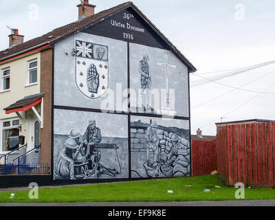 Wandbild an eine Giebelwand in Belfast zum Gedenken an die 36. Ulster Division von der WW1-Schlacht bei Thiepval. Stockfoto