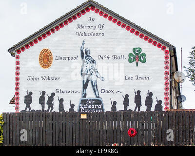 Wandbild an eine Giebelwand in Belfast zum Gedenken an UVF Freiwilligen aus Liverpool. Stockfoto