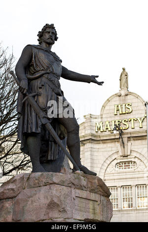 Statue von Sir William Wallace und seine Majestät Theater im Hintergrund, Aberdeen, Schottland Stockfoto