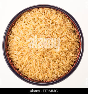 Brauner Reis in Schüssel isoliert auf weißem Hintergrund Stockfoto