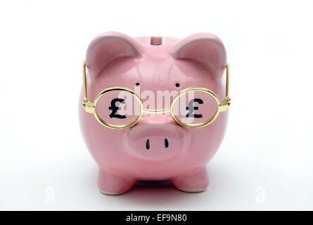 PIGGY BANK TRAGEN BRILLEN MIT PFUND ZEICHEN RE PENSIONEN PENSION SCHEME EINSPARUNGEN RUHESTAND NESTEGG UNTERNEHMEN EINKOMMEN DER PRIVATEN CASH UK Stockfoto