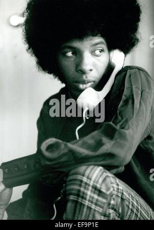 Datei. 28. Januar 2015. Die 1960er-Jahre funk-Legende SLY STONE $ 5 Millionen an verpasste Lizenzgebühren von einem Gericht in Los Angeles verliehen bekommen hat. Die Sängerin behauptet, dass sein ehemaliger Manager, Gerald Goldstein und Rechtsanwalt, Glenn Stone, ihm das Ergebnis aus mehr als 20 Jahre betrogen hatte. er 71-j hrige ist berühmt für Hits wie Tanz, Musik und Menschen. Die Sängerin brachte zunächst Klage gegen Herr Goldstein und Herr Stein, zusammen mit ihren angeschlossenen Entertainment-Unternehmen, auch St Produktionen im Jahr 2010. Im Bild - c. 1970 - Sly Stone am Telefon. © Globus Photos/ZUMAPRESS.com/Alamy Live-Nachrichten Stockfoto
