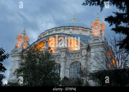 Detailansicht Ortakoy-Moschee in der Nähe von Bosporus-Brücke in Istanbul Türkei 2015 Stockfoto