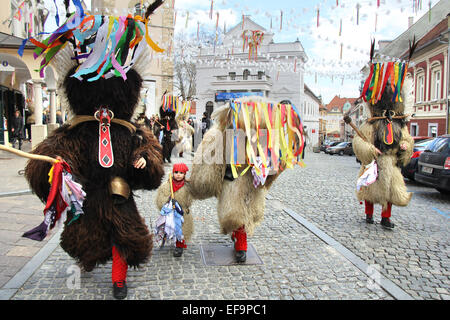 PTUJ, Slowenien - März 1: Kurent ist Slowenisch alten traditionellen Karnevalsmaske mit Glocken und in Pelz gekleidet. Sie jagen nach dem w Stockfoto