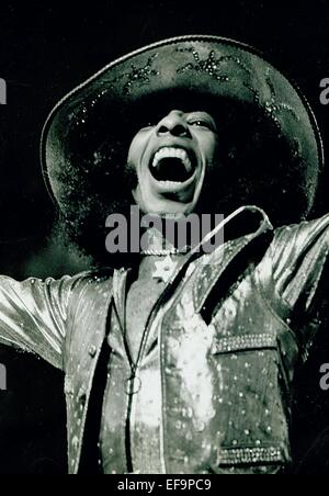 Datei. 28. Januar 2015. Die 1960er-Jahre funk-Legende SLY STONE $ 5 Millionen an verpasste Lizenzgebühren von einem Gericht in Los Angeles verliehen bekommen hat. Die Sängerin behauptet, dass sein ehemaliger Manager, Gerald Goldstein und Rechtsanwalt, Glenn Stone, ihm das Ergebnis aus mehr als 20 Jahre betrogen hatte. er 71-j hrige ist berühmt für Hits wie Tanz, Musik und Menschen. Die Sängerin brachte zunächst Klage gegen Herr Goldstein und Herr Stein, zusammen mit ihren angeschlossenen Entertainment-Unternehmen, auch St Produktionen im Jahr 2010. Im Bild - c. 1970 - Sly Stone im Konzert. © Globus Photos/ZUMAPRESS.com/Alamy Live-Nachrichten Stockfoto