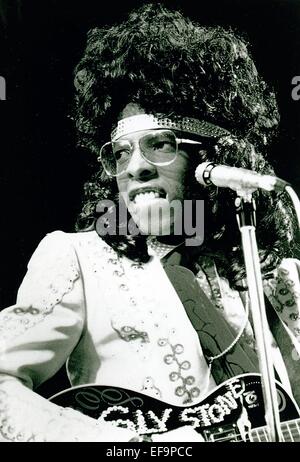 Datei. 28. Januar 2015. Die 1960er-Jahre funk-Legende SLY STONE $ 5 Millionen an verpasste Lizenzgebühren von einem Gericht in Los Angeles verliehen bekommen hat. Die Sängerin behauptet, dass sein ehemaliger Manager, Gerald Goldstein und Rechtsanwalt, Glenn Stone, ihm das Ergebnis aus mehr als 20 Jahre betrogen hatte. er 71-j hrige ist berühmt für Hits wie Tanz, Musik und Menschen. Die Sängerin brachte zunächst Klage gegen Herr Goldstein und Herr Stein, zusammen mit ihren angeschlossenen Entertainment-Unternehmen, auch St Produktionen im Jahr 2010. Im Bild - c. 1970 - Sly Stone im Konzert. © Globus Photos/ZUMAPRESS.com/Alamy Live-Nachrichten Stockfoto