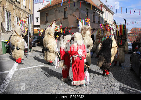 PTUJ, Slowenien - März 1: Kurent ist Slowenisch alten traditionellen Karnevalsmaske mit Glocken und in Pelz gekleidet. Sie jagen nach dem w Stockfoto