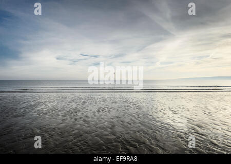 Ein Weitwinkel Seascape beach zentral mit einer Flut Markierung sichtbar. Die Flut ist. Bei Ebbe. Niemand Stockfoto