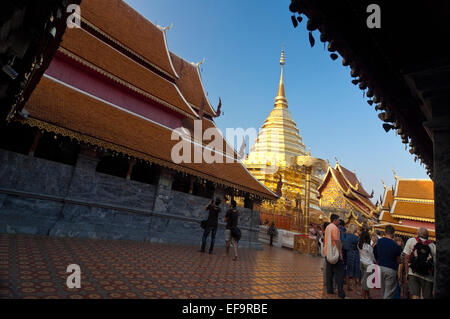 Horizontale Ansicht des goldenen Chedi im Wat Phrathat Doi Suthep in Chiang Mai. Stockfoto