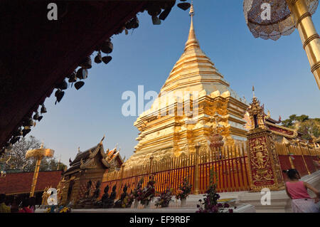 Horizontale Ansicht des goldenen Chedi im Wat Doi Suthep in Chiang Mai. Stockfoto