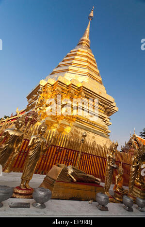 Vertikale Ansicht des goldenen Chedi im Wat Doi Suthep in Chiang Mai. Stockfoto