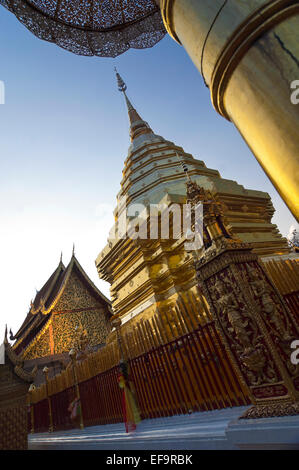 Vertikale Ansicht des goldenen Chedi im Wat Doi Suthep in Chiang Mai. Stockfoto