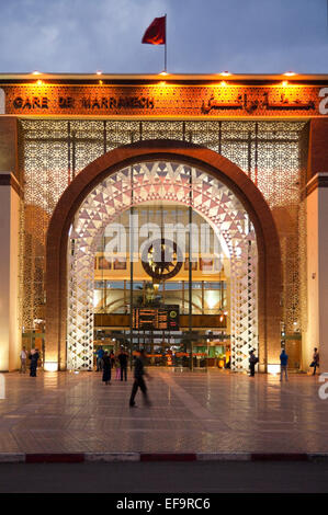 Vertikale Straßenbild des Bahnhofs in Marrakesch in der Abenddämmerung (mit Bewegungsunschärfe). Stockfoto