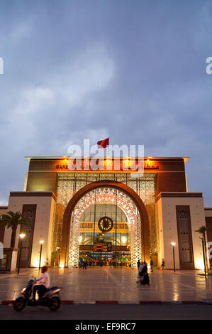 Vertikale Straßenbild des Bahnhofs in Marrakesch in der Abenddämmerung (mit Bewegungsunschärfe). Stockfoto