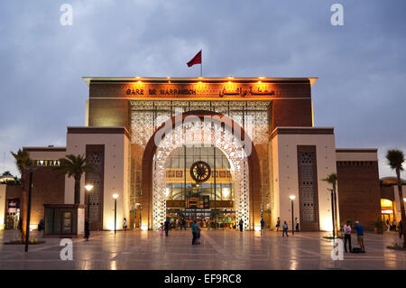 Horizontale Straßenbild des Bahnhofs in Marrakesch in der Abenddämmerung (mit Bewegungsunschärfe). Stockfoto