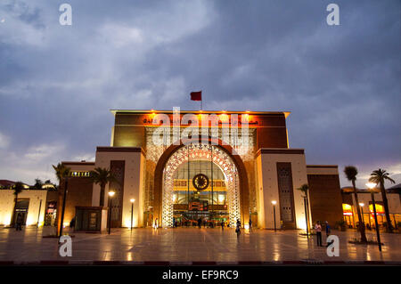 Horizontale Straßenbild des Bahnhofs in Marrakesch in der Abenddämmerung (mit Bewegungsunschärfe). Stockfoto