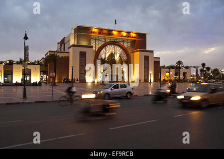 Horizontale Straßenbild des Bahnhofs in Marrakesch in der Abenddämmerung (mit Bewegungsunschärfe). Stockfoto