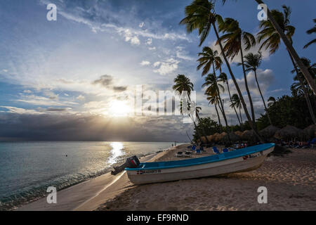 Ein Boot in den Sonnenuntergang, Strand von Bayahibe, Santo Domingo, Dominikanische Republik, Karibik, Nordamerika Stockfoto