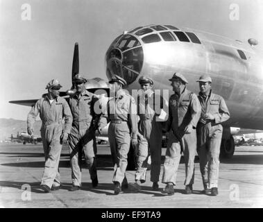 STEPHEN DUNNE, Robert Taylor, LARRY KEATING, LARRY GATES, James Whitmore, ÜBER UND JENSEITS, 1952 Stockfoto