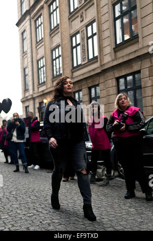 Kopenhagen, Dänemark, 29. Januar 2015: CARMACOMA Streetstyle-Show zu Beginn der "Vielfalt Patrol"-Parade durch die Innenstadt von Kopenhagen geht. Die Leute mit der roten Weste sind Freiwillige aus den Mitorganisatoren der Parade, die dänische dänischen "nationalen Vereinigung gegen Essstörung". Bildnachweis: OJPHOTOS/Alamy Live-Nachrichten Stockfoto