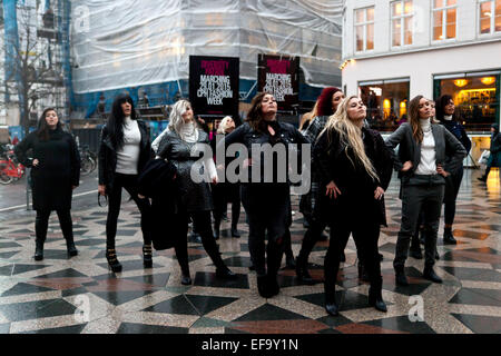 Kopenhagen, Dänemark, 29. Januar 2015: CARMACOMA Modelle sind bereit für ihre letzten Start-und Landebahn Leistung in dieser Streetstyle-Show in der zentralen Einkaufszone in Kopenhagen. Bildnachweis: OJPHOTOS/Alamy Live-Nachrichten Stockfoto