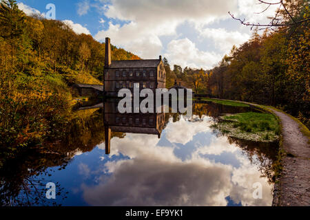 Äußere Ansicht der Gibson Mühle eine renoviertes 19. Jahrhundert Baumwollspinnerei am Hardcastle Klippen, West Yorkshire, England UK Stockfoto