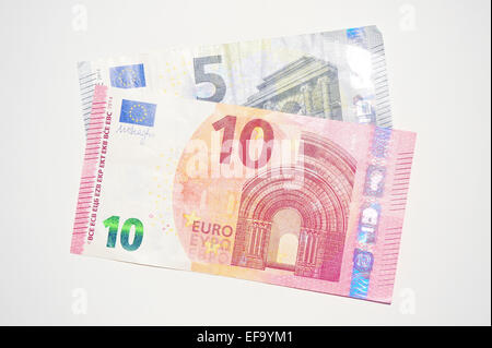 Europäische 5 Euro und 10 Euro-Banknoten vor weißem Hintergrund fotografiert. Stockfoto