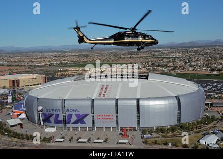 Ein US Customs and Border Patrol Blackhawk Hubschrauber auf Patrouille über die University of Phoenix Stadium in Vorbereitung für American Football Super Bowl XLIX 24. Januar 2015 in Glendale, Arizona. Stockfoto