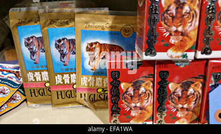 Beschlagnahmte chinesische Medizin gemacht aus Tiger teilen im National Wildlife Eigenschaft Repository speichert die US-Regierung Tierwelt Elemente, die beschlagnahmt wurden oder aufgrund eines Verstoßes gegen Import verwirkt verbietet 18. November 2014 in Commerce City, Colorado. Die Elemente werden für pädagogische Einrichtungen, non-Profit-Organisationen und Naturschutzbehörden zur Unterstützung in der Lehre über gefährdete Arten und Schutz von Wildtieren gespendet. Stockfoto