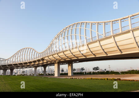 Welle geformt Meydan Brücke in Dubai, Vereinigte Arabische Emirate Stockfoto