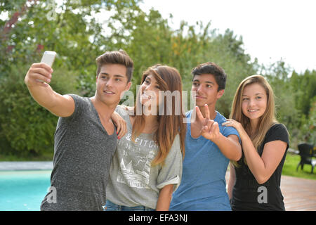 Fröhliche Teenager Freunde nehmen Selfie Spaß im freien Stockfoto