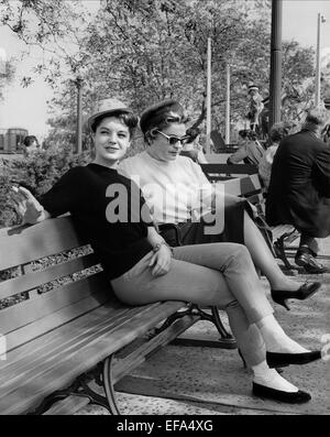 ROMY SCHNEIDER & MAGDA SCHNEIDER SCHAUSPIELERIN MIT MUTTER (1958) Stockfoto