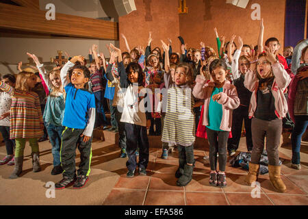 Gemischtrassig Kleinkinder Geste wie sie Weihnachtslieder St. Timothy katholische Kirche, Laguna Niguel, CA üben. Stockfoto