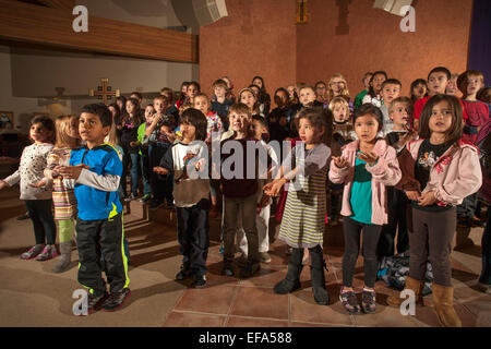 Gemischtrassig Kleinkinder Geste wie sie Weihnachtslieder St. Timothy katholische Kirche, Laguna Niguel, CA üben. Stockfoto