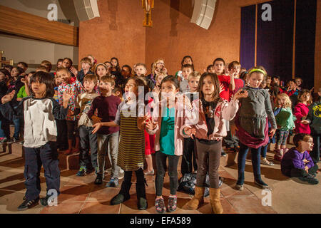 Gemischtrassig Kleinkinder Geste wie sie Weihnachtslieder St. Timothy katholische Kirche, Laguna Niguel, CA üben. Stockfoto