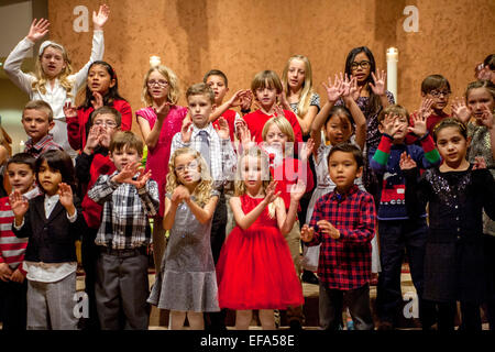 Gemischtrassig Kleinkinder Geste wie sie Weihnachtslieder während der Christmette am St. Timothy katholische Kirche, Laguna Niguel, CA singen. Stockfoto