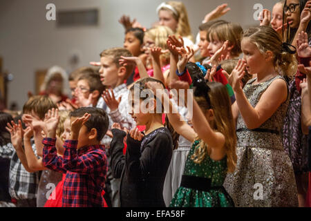 Gemischtrassig Kleinkinder Geste wie sie Weihnachtslieder während der Christmette am St. Timothy katholische Kirche, Laguna Niguel, CA singen. Stockfoto