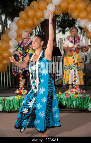 Eine native Hawaiian Tänzerin führt den Hula bei einem Ruhestand Gemeinschaft Festival in Laguna Woods, CA. Hinweis hawaiische Musiker im Hintergrund. Stockfoto