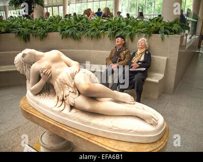 Opfer des "Museum Müdigkeit," eine müde älteres Ehepaar Schlaf auf einer Bank in der American Wing von New Yorker Metropolitan Museum of Art. Beachten Sie 1848 Skulptur von Thomas Crawford: "Mexikanische Frau sterben." Stockfoto