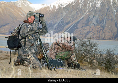 Jäger suchen Wildtiere wie Rothirsch, Damwild, Gemsen oder Himalaya-Tahr in der Südalpen Neuseelands Stockfoto