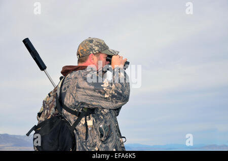 Hunter sucht Spiel Tiere wie Rotwild, Damwild, Gemsen oder Himalaya-Tahr in der Südalpen Neuseelands Stockfoto