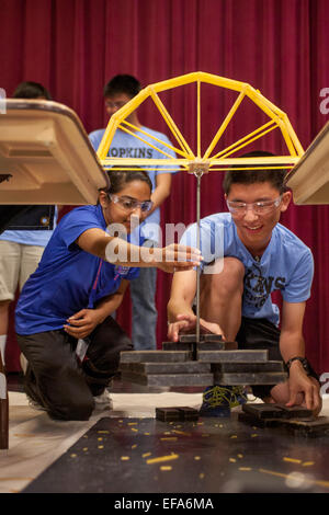 Ein Student an der California State University Fullerton School of Engineering hinzugefügt Gewichte eine Brücke aus Spaghetti zu bestimmen, seine Belastungsgrenze bei einem Wettbewerb die stärkste Brücke gesponsert von Johns Hopkins Universität zu holen. Hinweis: T-shirts und Schutzbrille. Stockfoto