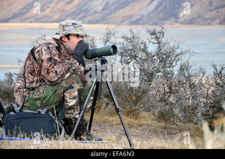 Hunter sucht Spiel Tiere wie Rotwild, Damwild, Gemsen oder Himalaya-Tahr in der Südalpen Neuseelands Stockfoto