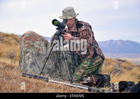 Ein Jäger sucht Spiel Tiere wie Rotwild, Damwild, Gemsen oder Himalaya-Tahr in der Südalpen Neuseelands Stockfoto